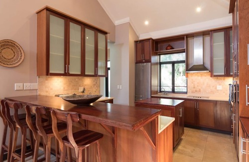 Knysna Villa | Hermosa villa en la finca de golf de Pezula con piscina climatizada