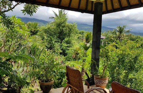 Kalibukbuk Villa | Hermosa villa en una colina con vistas al mar, montaña y campo de arroz