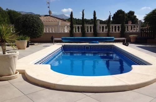 Castalla Villa | Hermosa villa, con capacidad para 6 personas con piscina privada y acceso WiFi