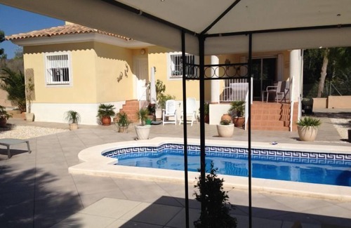 Castalla Villa | Hermosa villa, con capacidad para 6 personas con piscina privada y acceso WiFi