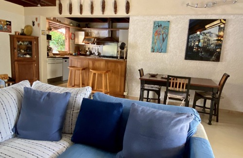 Etang Sale Les Bains Villa | Hermosa villa, piscina, jacuzzi separada, baño de vapor, baños de sal Pond.