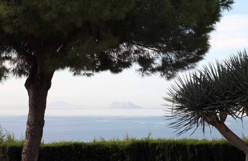 Urbanización Puerto de Estepona Casa | Magnifica villa con vistas al mar y piscina privada en el Seghers