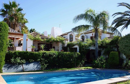 Urbanización Puerto de Estepona Casa | Magnifica villa con vistas al mar y piscina privada en el Seghers