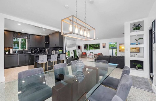 Northeast Miami Casa | Beautiful Villa with heated pool, Fits 14 !