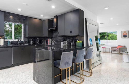 Northeast Miami Casa | Beautiful Villa with heated pool, Fits 14 !