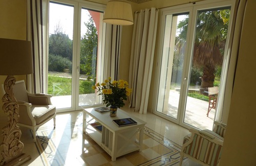 Cutrofiano Villa | Villa de lujo con piscina, 3 dormitorios y 2 baños, terraza, pérgola, jardìn