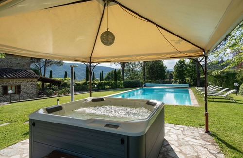 Subbiano Villa | Maravillosa casa de vacaciones con A/C, WIFI, piscina privada, jacuzzi, TV, patio, cerca de Arezzo