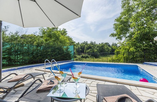 Karojba Casa | Hermosa villa con piscina, parrilla, wifi gratis, lavadora