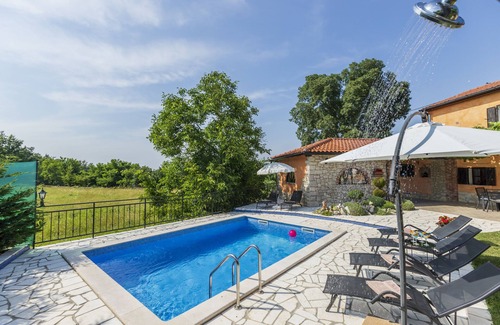 Karojba Casa | Hermosa villa con piscina, parrilla, wifi gratis, lavadora