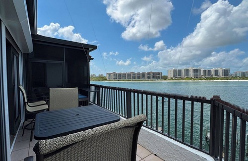 Isles of Capri Condominio | Beautiful water front condo with a View! Isles of Capri