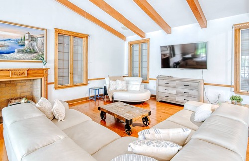 Bermuda Riviera Casa | Beautiful waterfront home with pool, fast WiFi & W/D - dog-friendly