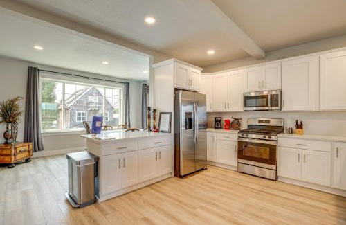 Hammond Casa | Beautiful Water Views Coastal Oregon Townhome!