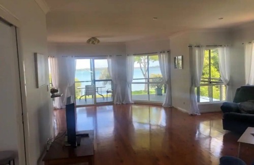 Brisbane Waterfront Casa | Beautiful Waterfront Home - Ready for Your Holiday