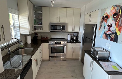 Harbor Village Condominio | Decorado con estilo Waterfront Condo! Walk To Beach, tiendas, restaurantes y mucho más.