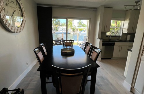 Harbor Village Condominio | Decorado con estilo Waterfront Condo! Walk To Beach, tiendas, restaurantes y mucho más.