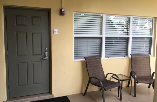 Harbor Village Condominio | Decorado con estilo Waterfront Condo! Walk To Beach, tiendas, restaurantes y mucho más.