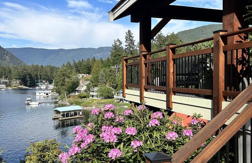 Madeira Park Casa | Beautiful waterfront home with private dock, fire pit and hot tub