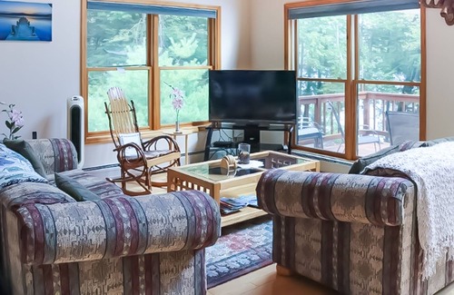 Schroon Lake Casa | Hermosa casa del lago con cable, muelle, w / d, terraza, parrilla de gas - vistas al lago!