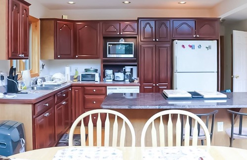Schroon Lake Casa | Hermosa casa del lago con cable, muelle, w / d, terraza, parrilla de gas - vistas al lago!