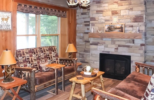 Schroon Lake Casa | Hermosa casa del lago con cable, muelle, w / d, terraza, parrilla de gas - vistas al lago!