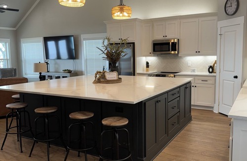 Flint Casa | BEAUTIFUL WATERFRONT 2 BR 2 BH house on Lake Palestine, WiFi, AC & amazing views