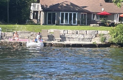 Bobcaygeon Cabaña | Beautiful Waterfront Fully Contained 2 Bedroom Suite with Dock.