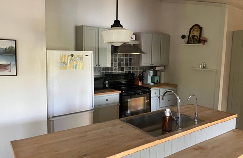 Trent Lakes Cabaña | Beautiful Waterfront Cottage BUCKHORN Huge Dock Lots Beds & Parking WIFI NO FEES
