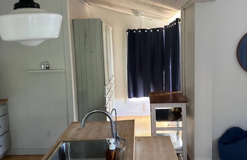 Trent Lakes Cabaña | Beautiful Waterfront Cottage BUCKHORN Huge Dock Lots Beds & Parking WIFI NO FEES