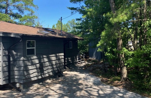 Trent Lakes Cabaña | Beautiful Waterfront Cottage BUCKHORN Huge Dock Lots Beds & Parking WIFI NO FEES