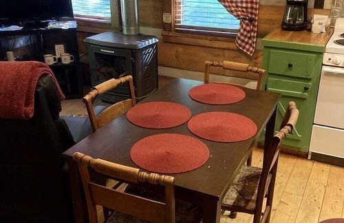 Elkin Cabina | Beautiful Waterfront Cabin with Hot Tub near Winston-Salem, North Carolina