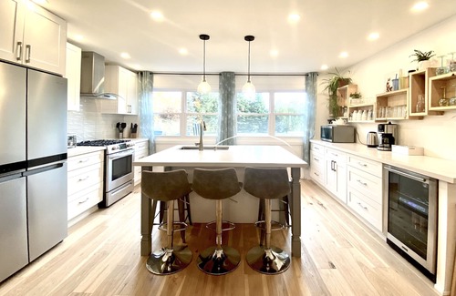 McDougall Cabaña | Beautiful Waterfront Cottage w/ Swim Spa Hot Tub, Sleeps 19