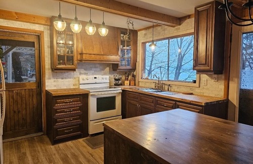 Tay Valley Cabaña | Beautiful waterfront Cottage on a private lake