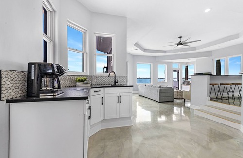 Iona Casa | Beautiful Waterfront Living in Ft Myers