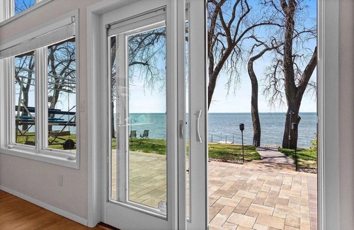 Luxemburg Casa | Beautiful waterfront home on Green Bay in Door County.