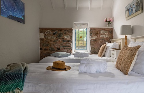 St George Cabaña | Beautiful Welsh cottage with breathtaking coastal and rural views