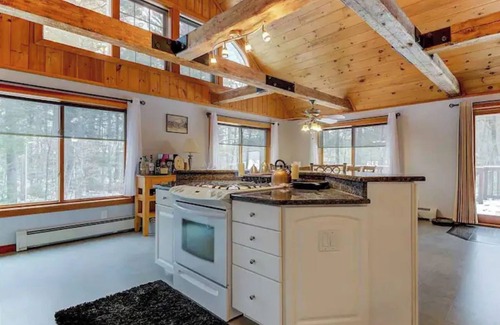 Eidelweiss Village Chalet De Esquí | Beautiful White Mountains chalet - walk to water, pet friendly, all amenities