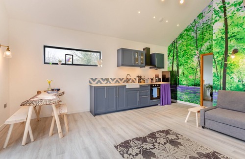Sandy Cabaña | Beautiful wood lodge set in countryside.