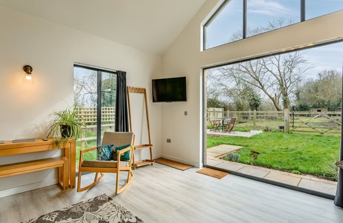 Sandy Cabaña | Beautiful wood lodge set in countryside.