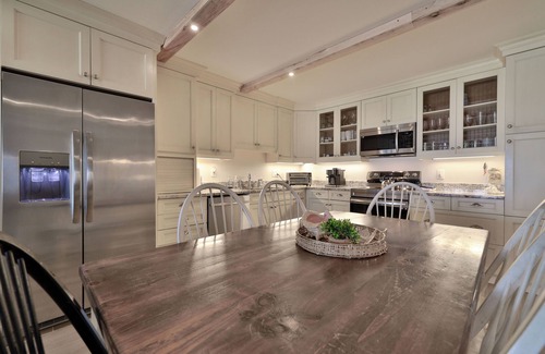 New Smyrna Beach Condominio | Hermosos pisos de madera en esta espectacular planta baja de tres dormitorios, tres baños.