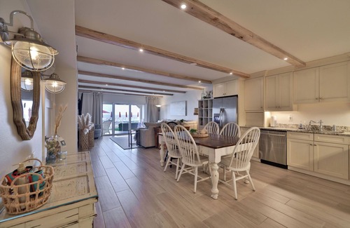 New Smyrna Beach Condominio | Hermosos pisos de madera en esta espectacular planta baja de tres dormitorios, tres baños.