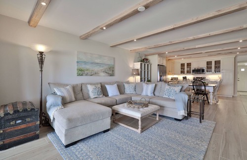 New Smyrna Beach Condominio | Hermosos pisos de madera en esta espectacular planta baja de tres dormitorios, tres baños.