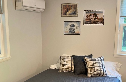 Ludington Apartamento | Beautiful wooded area right outside your door and a 5 minute walk to Hamlin Lake