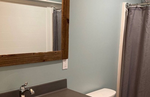 Ludington Apartamento | Beautiful wooded area right outside your door and a 5 minute walk to Hamlin Lake