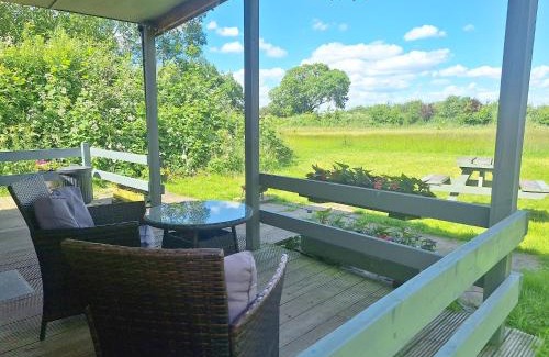 East Drayton Chalet De Esquí | Beautiful Wooden tiny house, Glamping cabin with hot tub 2