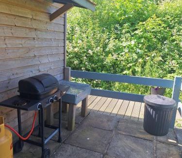 East Drayton Chalet De Esquí | Beautiful Wooden tiny house, Glamping cabin with hot tub 2