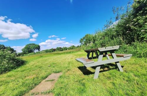 East Drayton Chalet De Esquí | Beautiful Wooden tiny house, Glamping cabin with hot tub 2