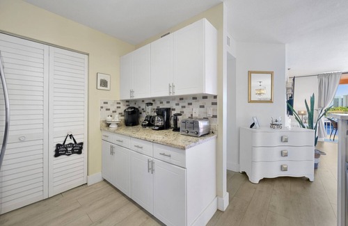 Aventura Condominio | Lujo el Yacht Club en Aventura 2/2 increíble vista al agua. Estacionamiento incluido