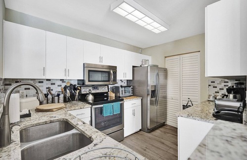 Aventura Condominio | Lujo el Yacht Club en Aventura 2/2 increíble vista al agua. Estacionamiento incluido