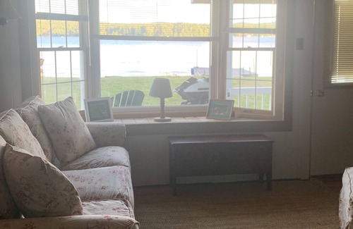 Eagle Bay Cabaña | Beautiful Yellow Cottage on 4th Lake