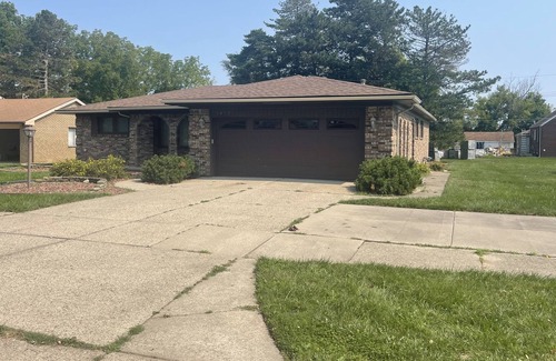 Sterling Heights Casa | Beautiful10-12 people 6 queen bed 4 bedroom private location